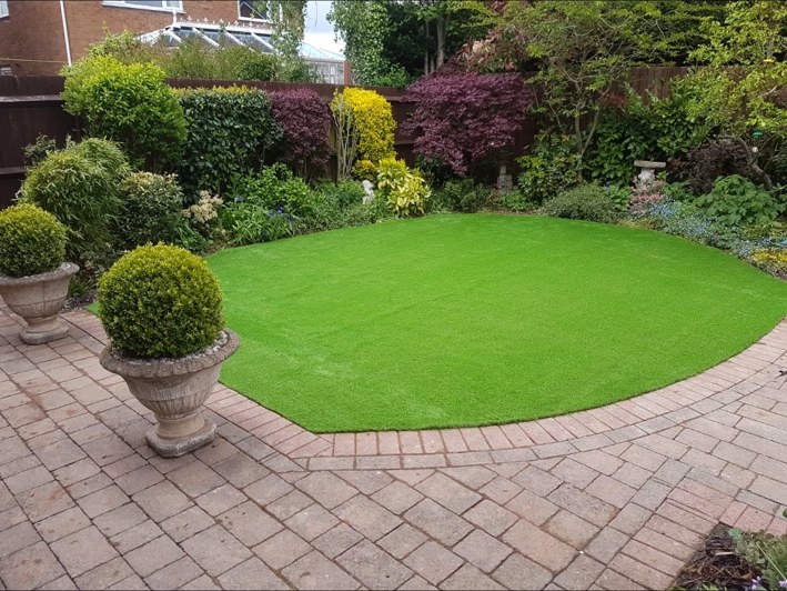 Artificial lawn with curved brick border